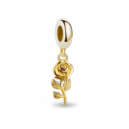 Pendentif charm rose dorée argent 925, bijou romantique en or et argent, détaillant une rose délicate.